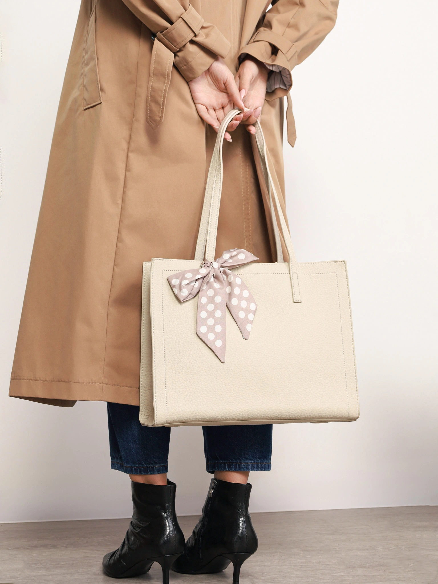 Сумка-тоут с плоскими ручками с декоративным платком в ассортименте